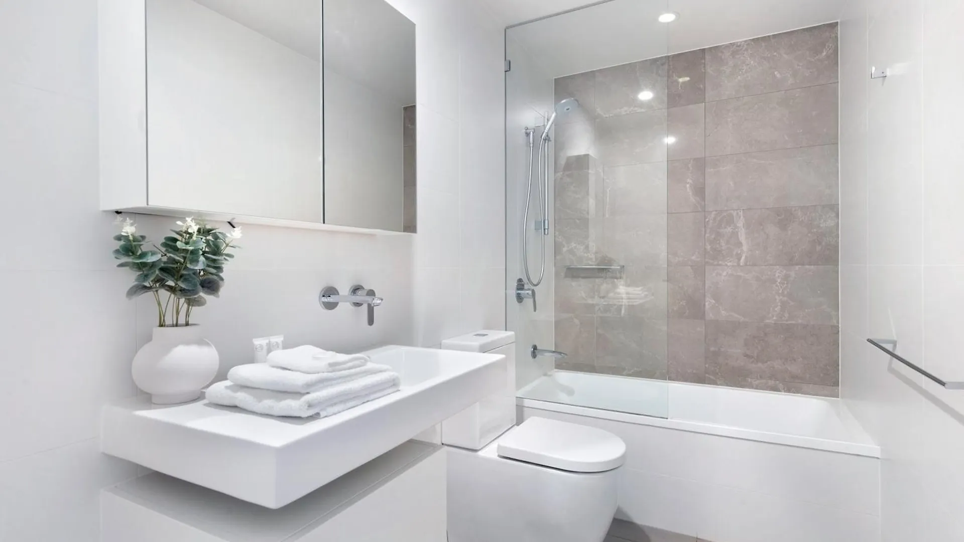 Ruby - Self Contained, Privately Managed Apartments Gold Coast