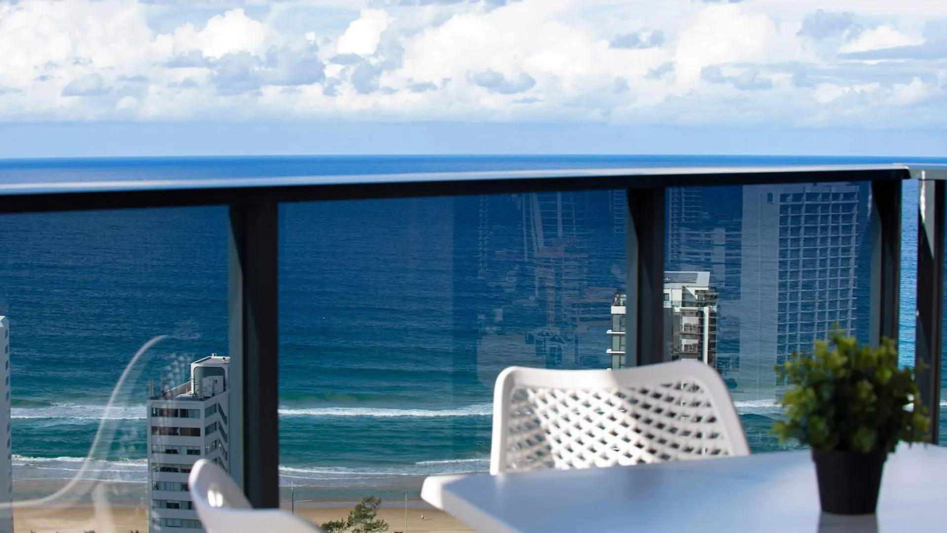 Ruby - Self Contained, Privately Managed Apartments Gold Coast